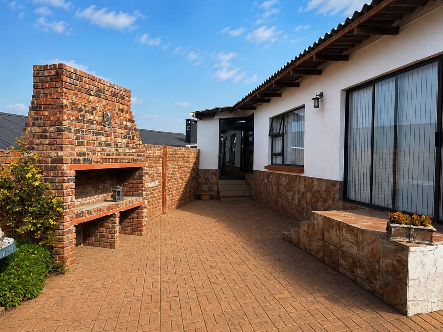5 Bedroom Property for Sale in Stilbaai Wes Western Cape